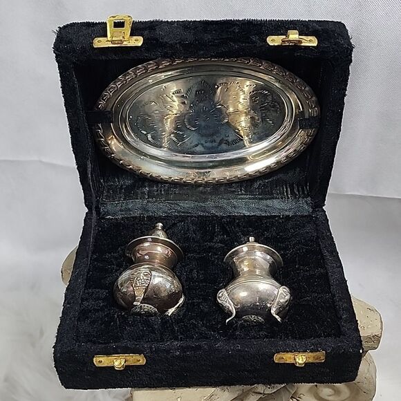 Vintage Silverplate Salt & Pepper with Tray and Crushed Velvet Case - Picture 2 of 10